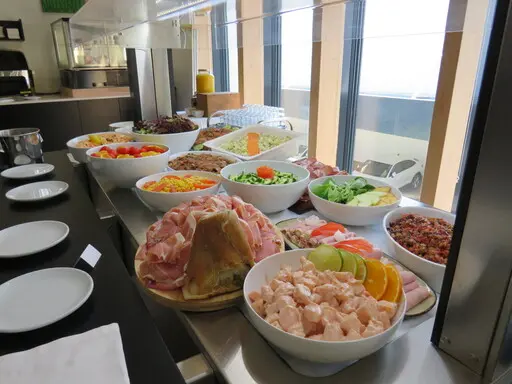 Buffet brunch avec salades, fruits et plats froids